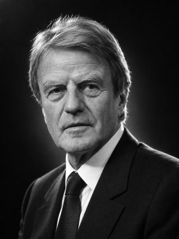 Illustration éditoriale représentant Bernard Kouchner
