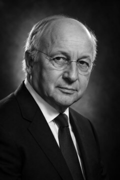 Illustration éditoriale représentant Laurent Fabius