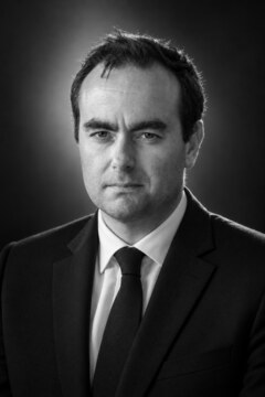 Illustration éditoriale représentant Sébastien Lecornu