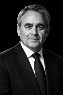 Illustration éditoriale représentant Xavier Bertrand